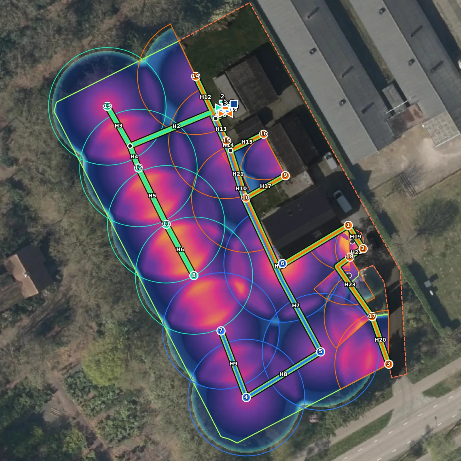 Un jardín real de 3.360 m² en Rainplot: 18 aspersores en 3 zonas con sus tuberías y el mapa de pluviometría sobre la foto aérea
